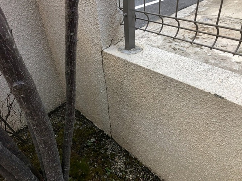 塀のひび割れ