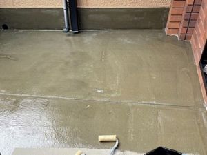 プライマー塗布（ウレタン防水工事）
