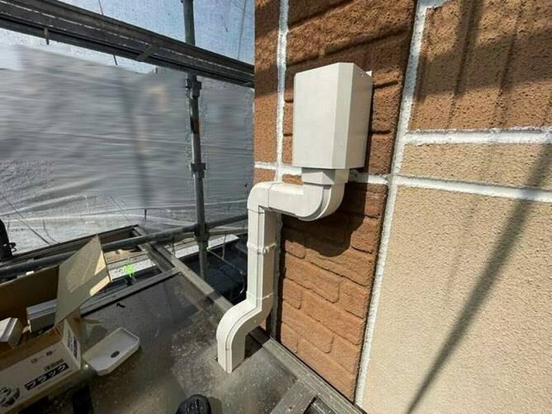 新しい雨どいを設置