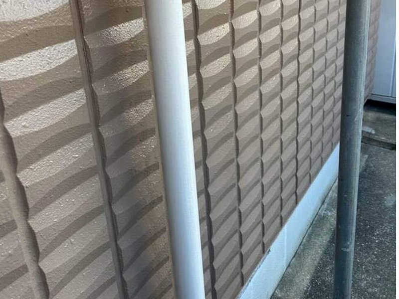 竪樋の塗装完了