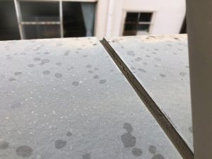 笠木の塗膜の剝がれ（軽度）