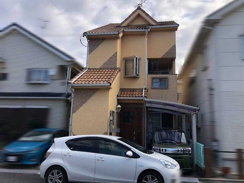 羽曳野市の築19年の苔があるモルタル外壁の戸建て住宅