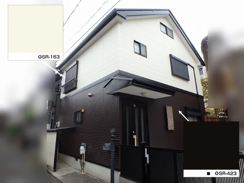 1階を濃度の濃い黒×2階をオフホワイトで仕上げた施工事例の色