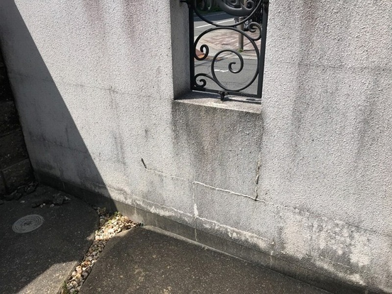 塗膜が劣化した外塀