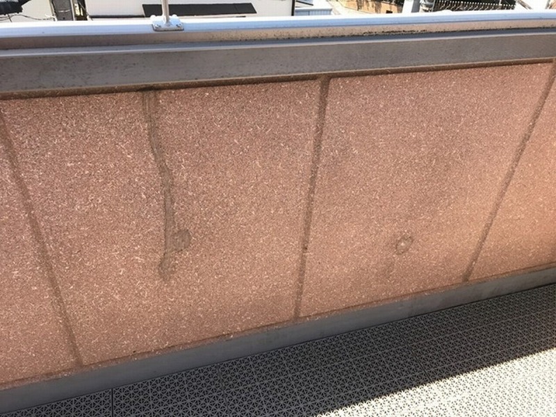 雨漏りの応急処置がされたベランダ内部の外壁