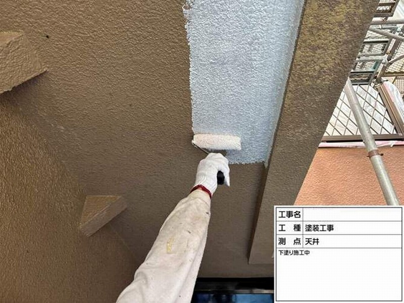 軒天の下塗り