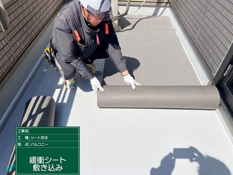 塩ビシート防水の上に緩衝シート敷き込み