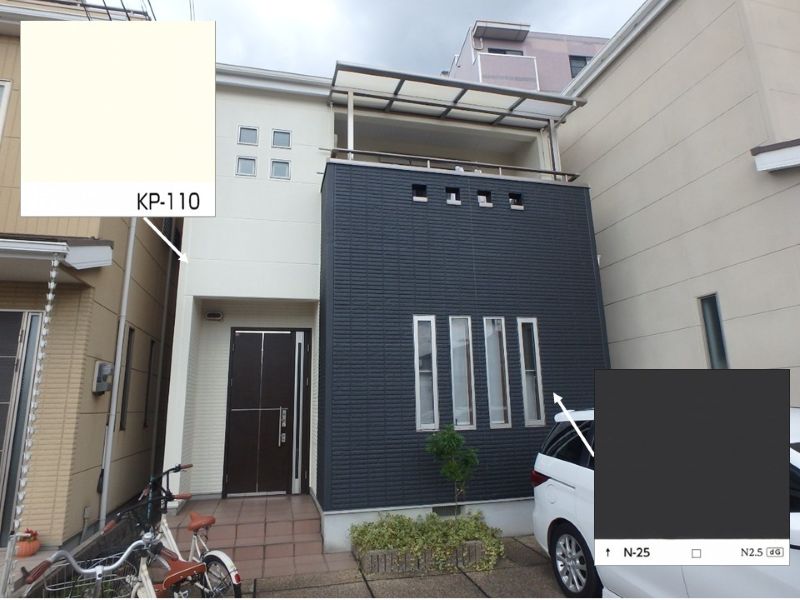 白ベースに玄関前の1階と2階を黒のアクセントカラーで仕上げた施工事例の色