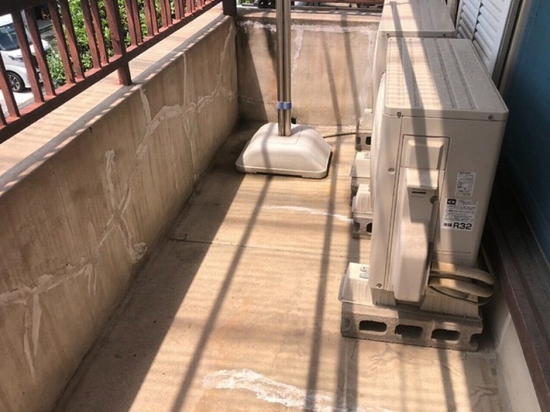ひび割れが目立ち防水工事の提案をしたベランダ