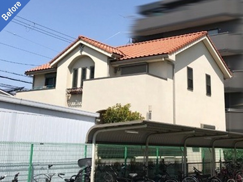 外壁塗装前のセラミック仕上げの戸建て住宅