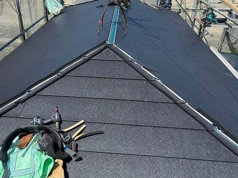 ガルバリウム鋼板屋根設置後の屋根