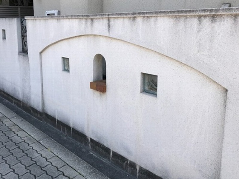 汚れが目立つ外塀