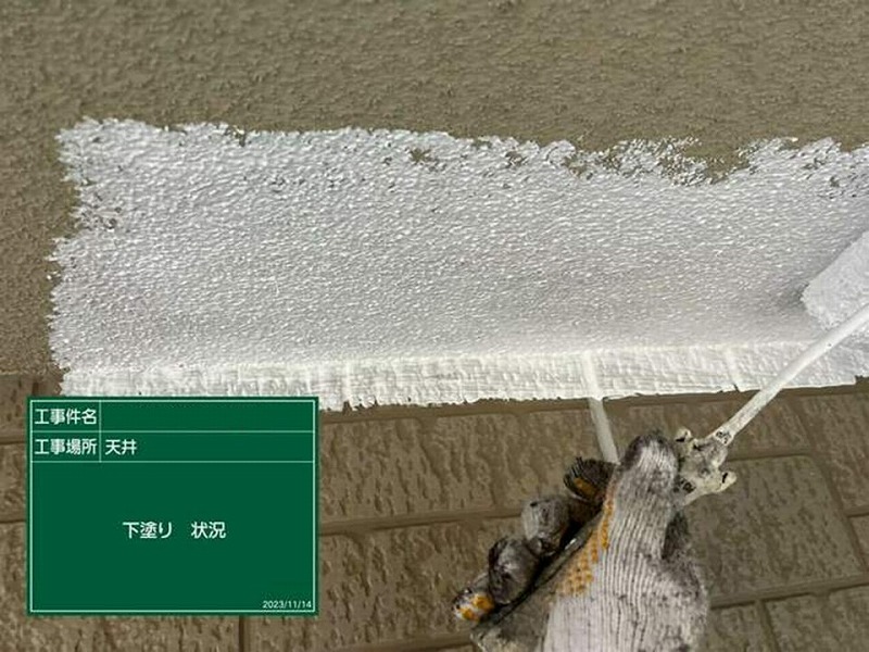 軒天の下塗り