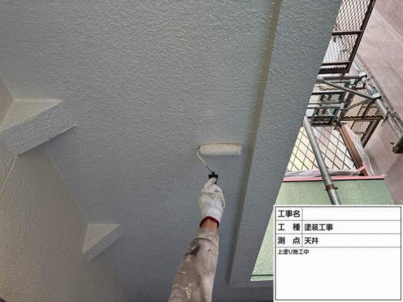 軒天の上塗り