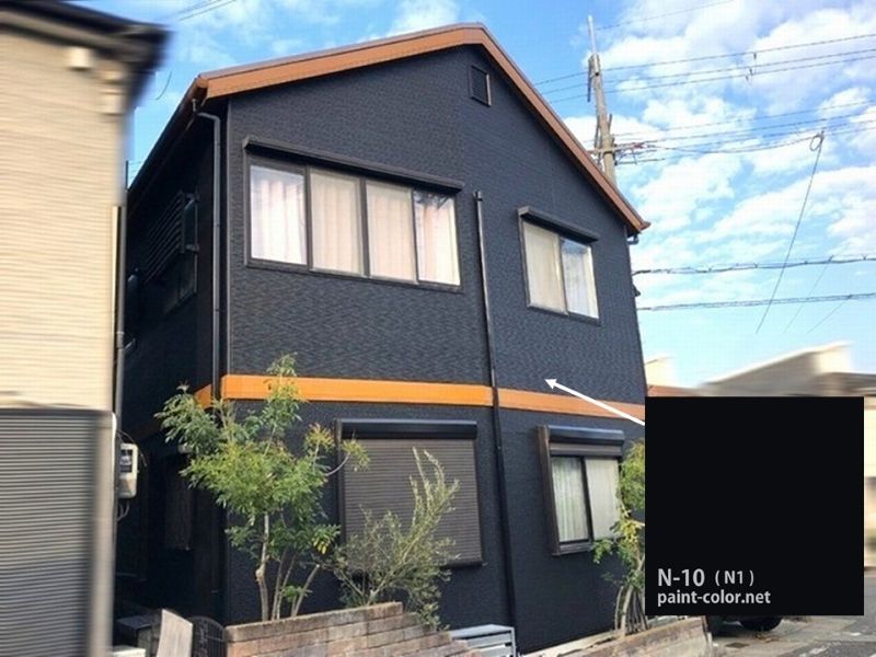 黒い外壁にブラウンの付帯部で和モダンに仕上げた施工事例の色