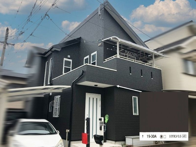 濃度の強い黒い外壁に白の付帯部でコントラストがはっきりした施工事例の色