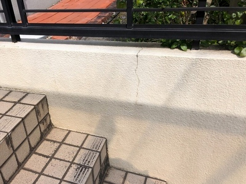 外塀のひび割れ
