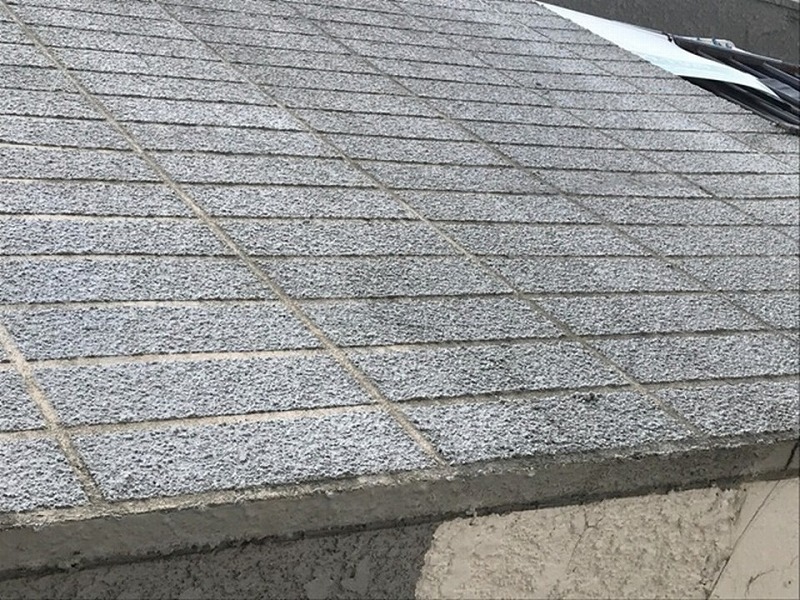 塗膜が脆くなったモルタル外壁