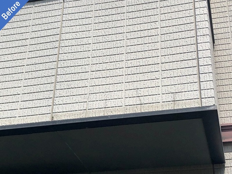 塗装前のひび割れた窯業系サイディング