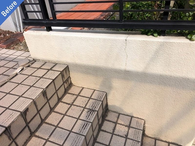 補修前の玄関ポーチのタイルとひび割れた塀