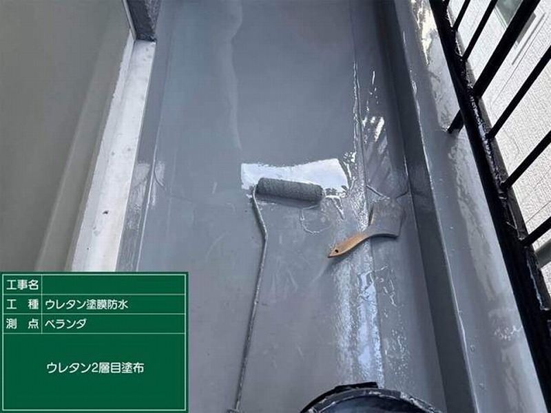 ベランダへウレタン2層目塗布