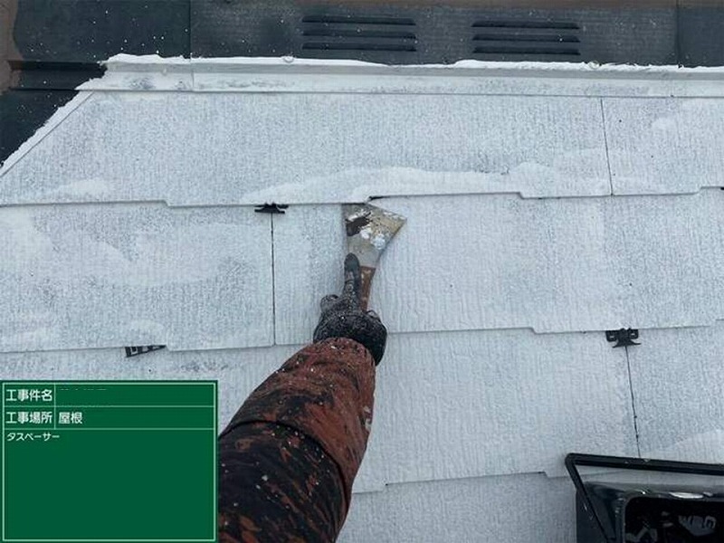 屋根の縁切り(タスペーサー取り付け)
