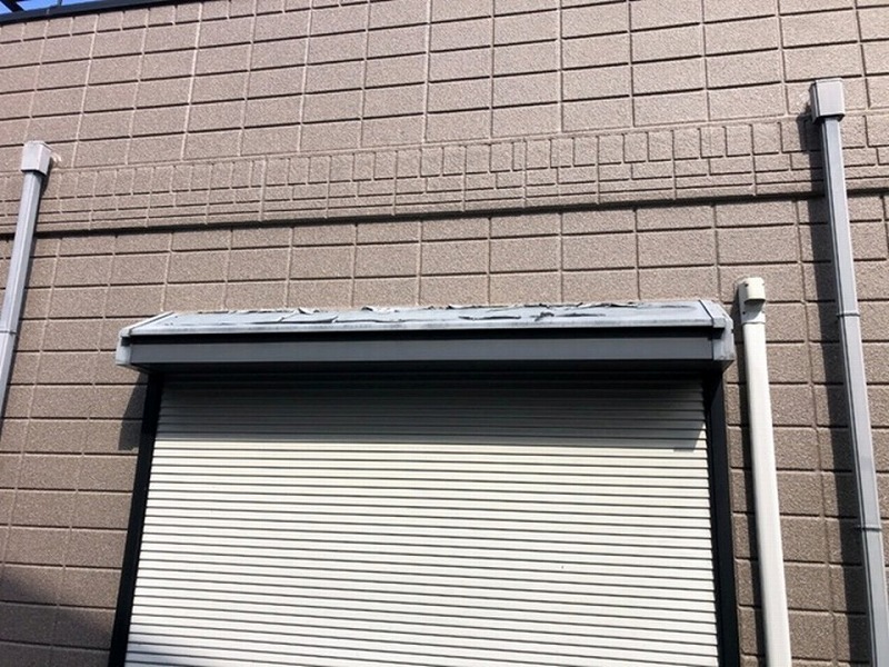 塗膜が剥がれたシャッターボックス