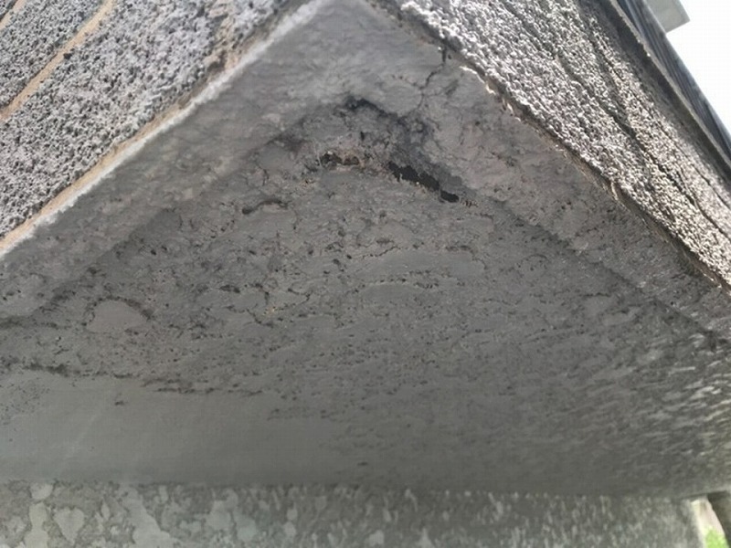 欠けたモルタル外壁