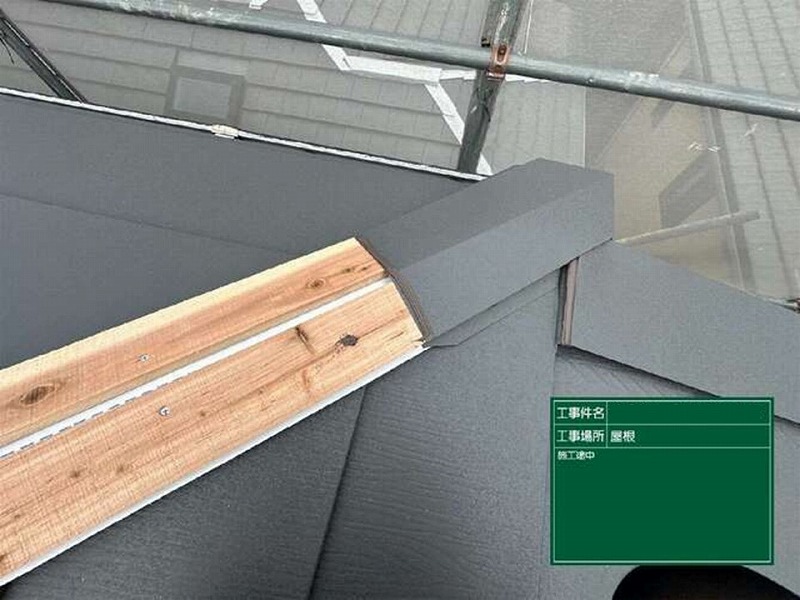 貫板の上に棟板金取り付け