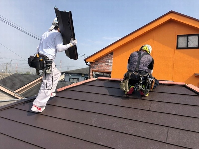職人により屋根カバー工法