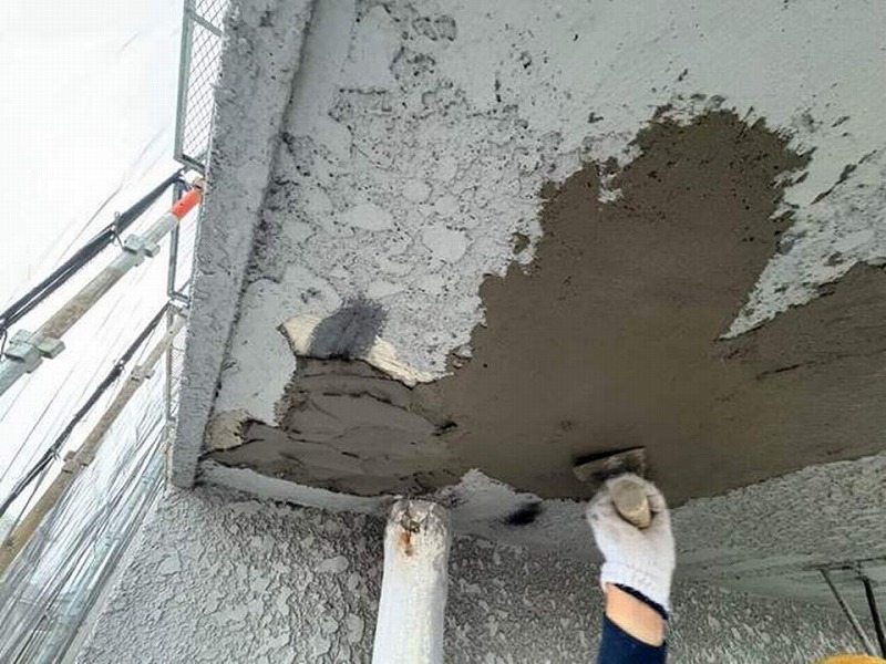 天井ひび割れを下地調整材で補修