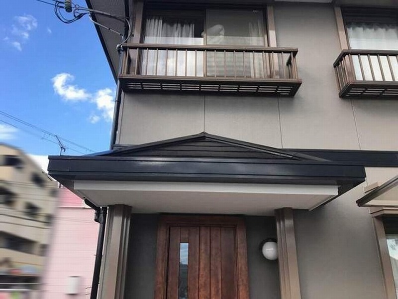 塗装後の玄関廻りの外壁