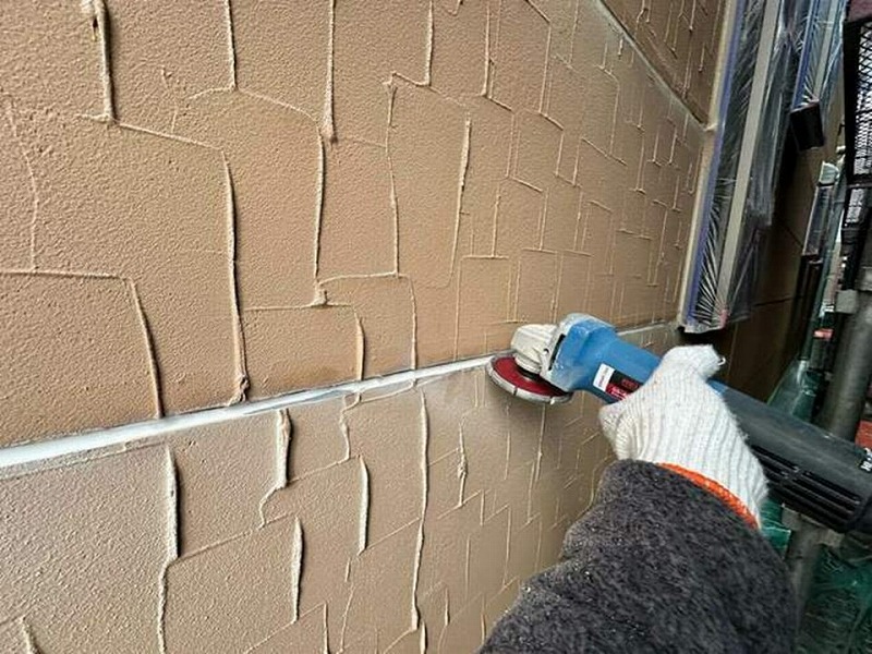 ひび割れをV字の溝にカット