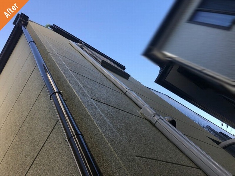 外壁塗装後の雨樋とリシン仕上げの窯業系サイディング