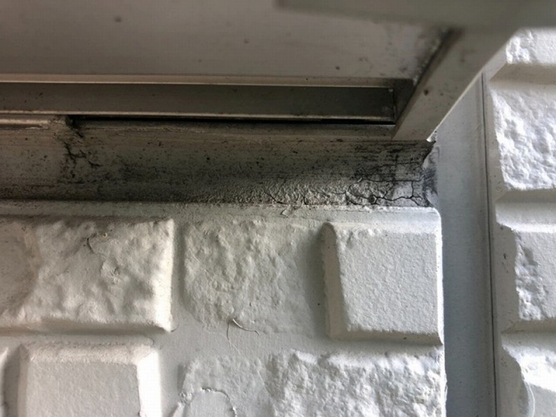 サッシ廻りのひび割れ
