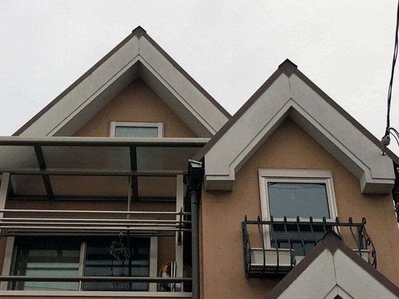 急な傾斜の屋根の造り