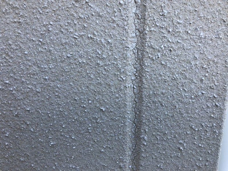 目地のコーキングの割れ