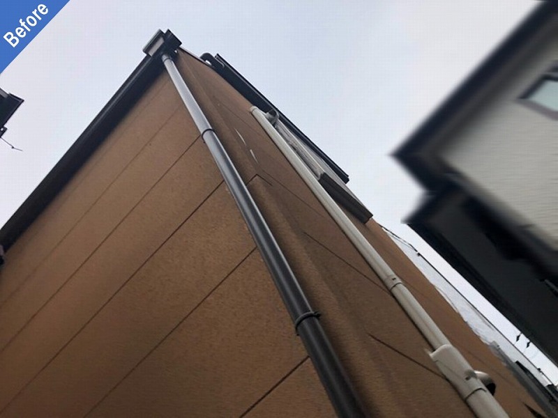 外壁塗装前の雨樋とリシン仕上げの窯業系サイディング