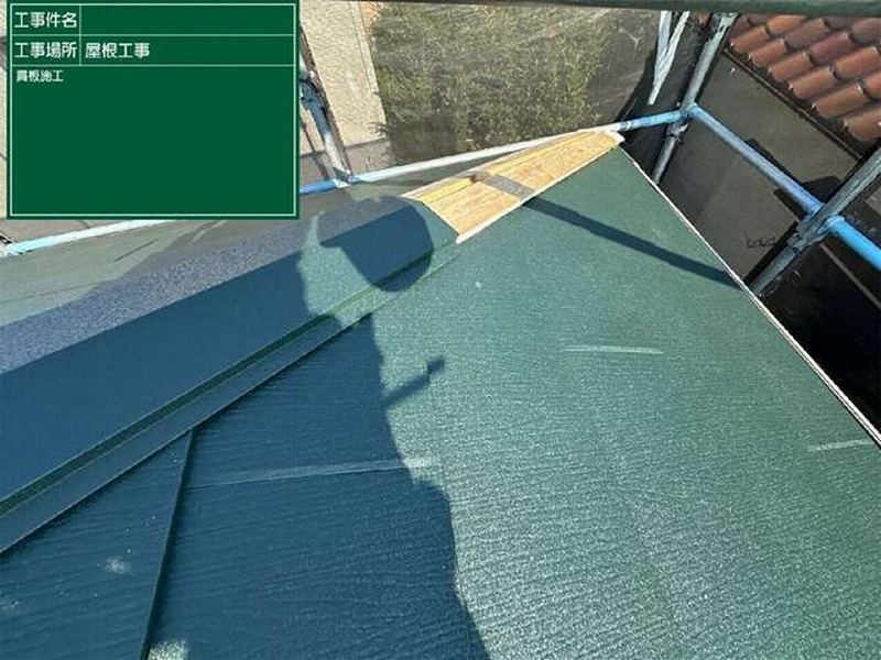 棟下地に棟板金取り付け