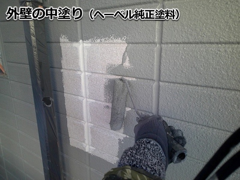 外壁の中塗り(ヘーベル純正塗料)
