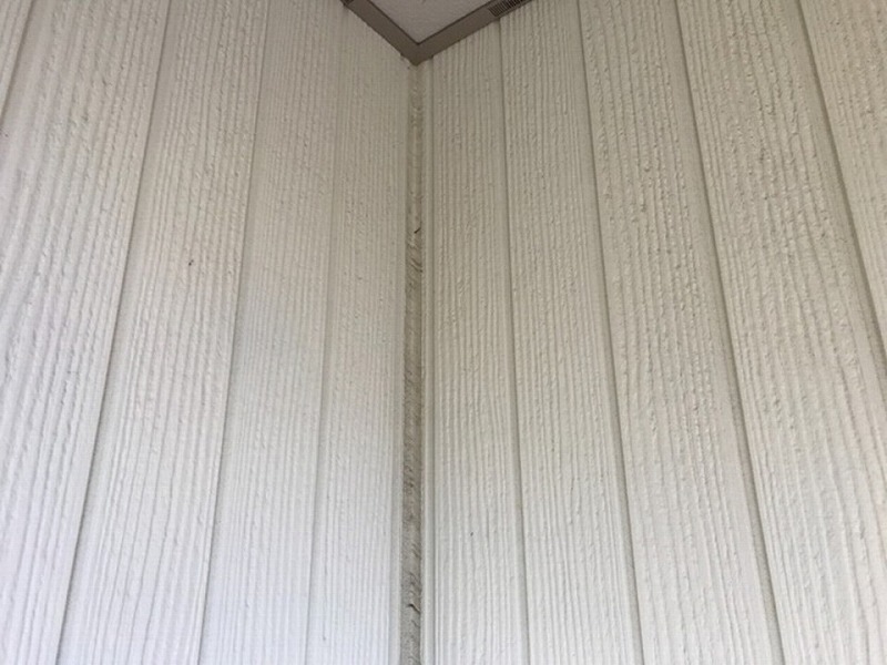 入隅の劣化したコーキング