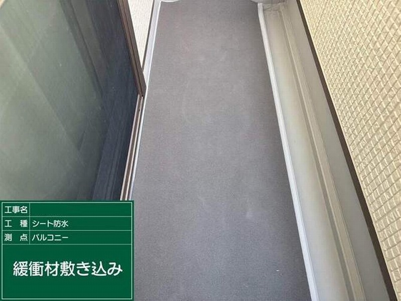 塩ビシート防水層の上に緩衝材敷き込み