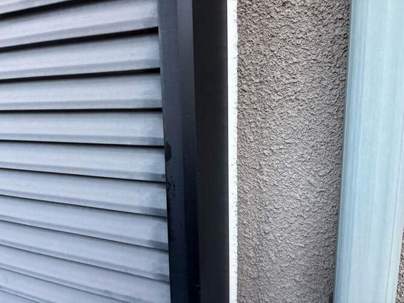 コーキング増し打ち後のサッシ廻り