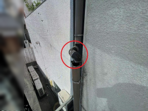 部分的に割れた雨樋