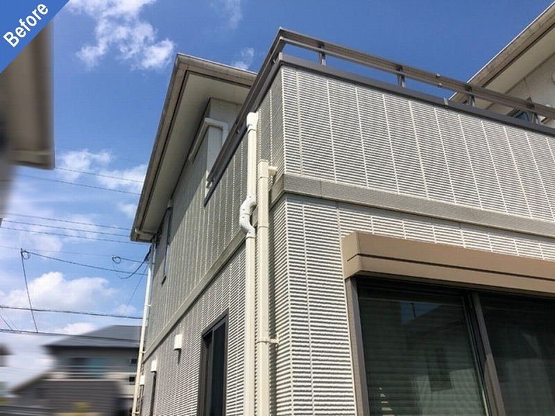 外壁塗装前のトヨタホームの窯業系サイディングと雨樋