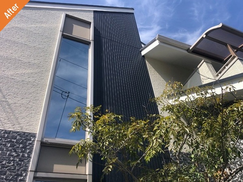 外壁塗装後のサイディングボードとアクセントカラーの縦ライン