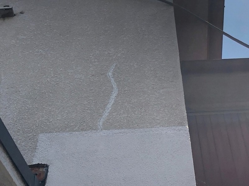 ひび割れのあるモルタル外壁