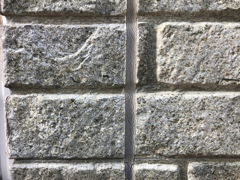 目地のコーキングのひび割れ