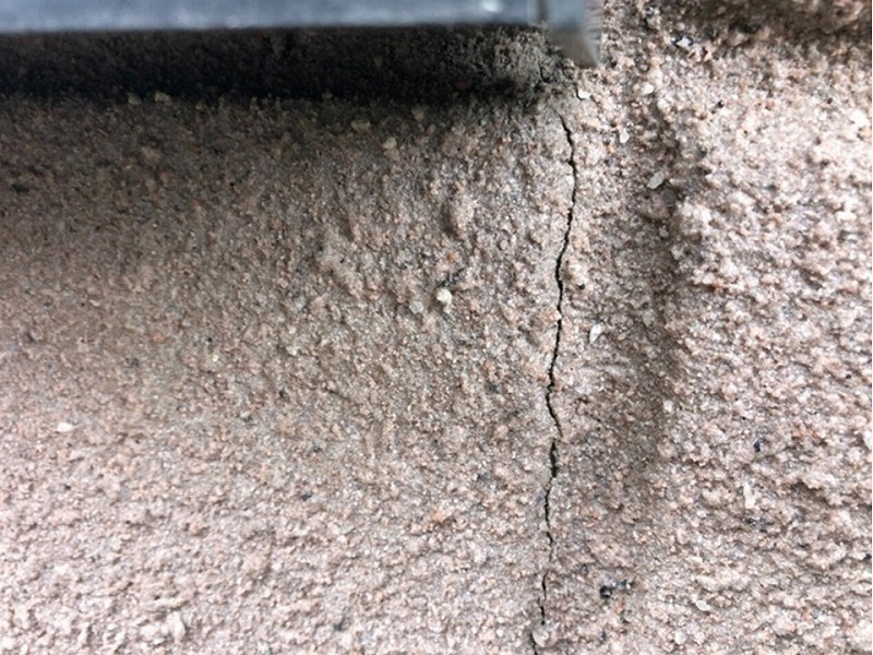 サッシ廻りのコーキングのひび割れ