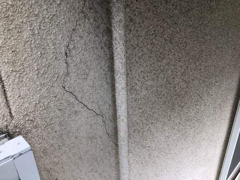 ひび割れVカット補修前の外壁
